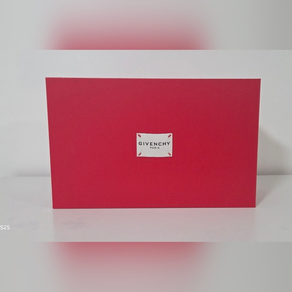 Givenchy 2025 CHRISTMAS ORNAMENTS. VIP RARE - Picture 3 of 10